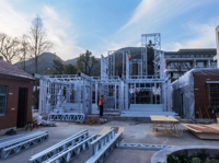 Villa moderne de luxe préfabriquée en acier léger avec système utilitaire intégré et salon