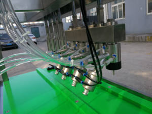 Máquina semiautomática de llenado y tapado de botellas de cerveza de 4 cabezales Sistema de línea de embotellado de 200 botellas/h a la venta - Product Image 6