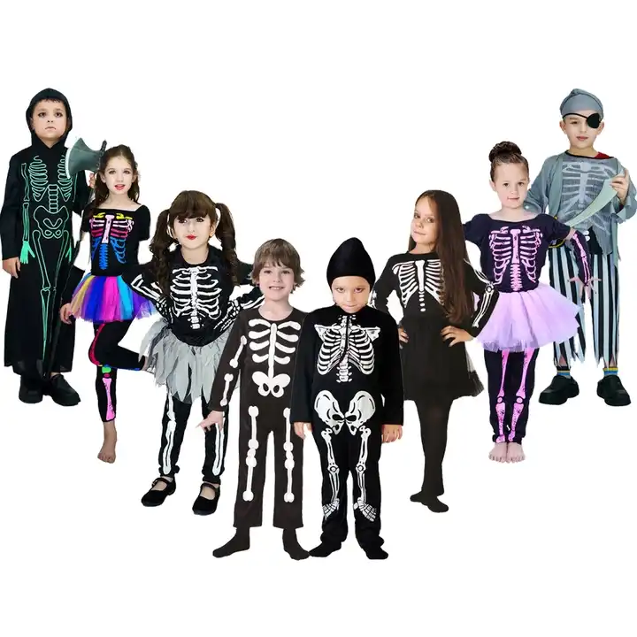 Cara assustador em fantasia de carnaval de esqueleto de Halloween