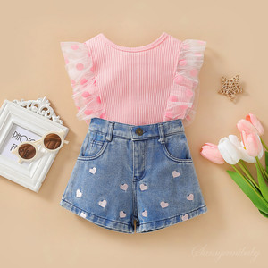 Set 2 Pezzi <span class=keywords><strong>Abbigliamento</strong></span> Bambina: Top Giallo con Stampa <span class=keywords><strong>Margherita</strong></span> e Pantaloncini in Denim Elasticizzato con Rete - Collezione Dolce per Bambine - Ingrosso <span class=keywords><strong>Abbigliamento</strong></span> Bambini - Product Image 2