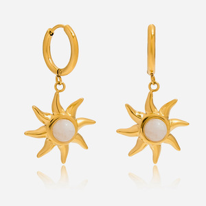 Boucles d'oreilles pendantes soleil en acier inoxydable plaqué or 18 carats avec pierre de lune et motif étoile géométrique pour usage quotidien - Product Image 1