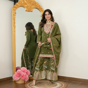Top Nc Vichitra con bordado de diseñador y trabajo de múltiples hilos en secuencia, con pantalón Sharara y dupatta, completamente cosido y listo para usar. - Product Image 1