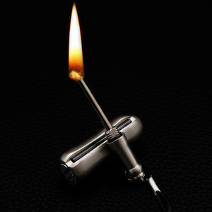 Encendedor de metal impermeable con llavero, portátil, para uso en exteriores. - Product Image 2