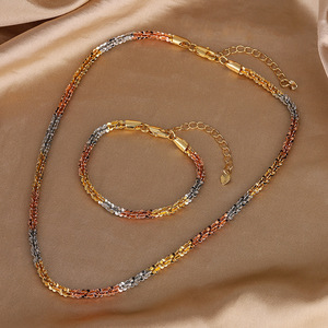 Conjunto de collar y pulsera de diseño retro al por mayor, conjunto de joyería de moda de eslabones cubanos de tres colores versátil para mujer - Product Image 1