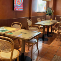 Ensemble table et chaises de restaurant commercial moderne en bois massif écologique, structure métallique, sièges en mousse haute densité, garantie 3 ans
