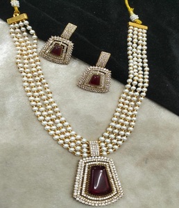 Conjunto de Collar de Novia de Perlas y Kundan Chapado en Oro de Primera Calidad con Colgante de Piedra y Pendientes a Juego, Joyería Étnica - Product Image 1
