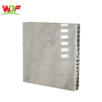 Panneaux composites en marbre blanc de luxe moderne, en forme de nid d'abeille, pour mur d'accentuation dans le salon d'une villa
