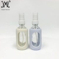 Bouteille d'épices en verre transparent de 2oz 60ml avec manchon en silicone et couvercle en poly cône