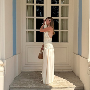 Стильное Белое Атласное Платье-макси с вырезом на шее и открытой спиной, с высоким разрезом - Product Image 3