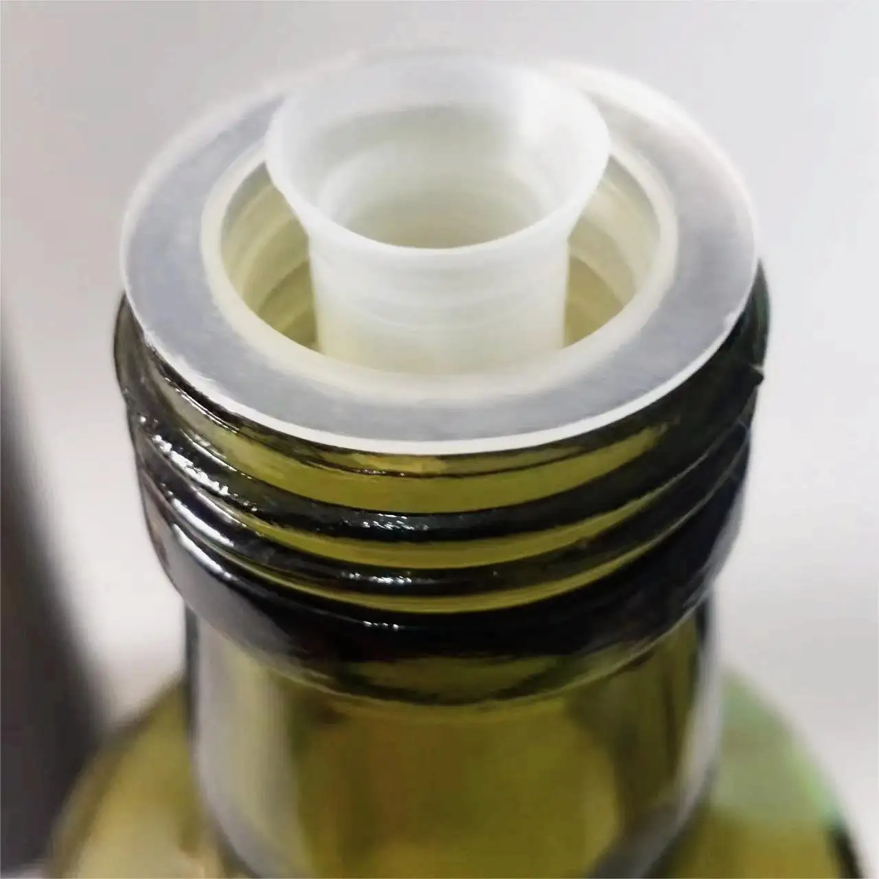 Venta al por mayor cuatro juegos de tapas de aluminio de 30mm con vertido con película retráctil para aceite de cocina botellas de vidrio de aceite de oliva