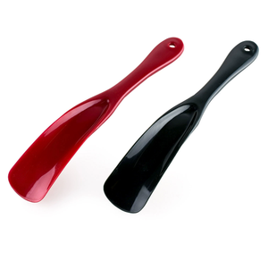 Chausse-pied court fort et coloré en plastique PP, aide à porter des chaussures en plastique Chausse-pied en forme de cuillère Logo personnalisé - Product Image 1