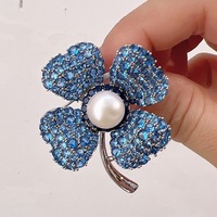 Bros Bunga Berdaun Empat Biru Turquoise, Pin Mutiara Delikat untuk Wanita, Hiasan Jas/Korset