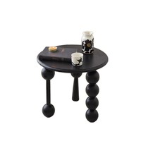 Table d'appoint de salon moderne en bois massif noir, style rétro nostalgique, avec pieds asymétriques en forme de boule et de cône, table d'appoint de canapé