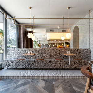 Estructura robusta de barra curva para cafetería moderna; diseño ecológico con encimera de madera y estantes integrados - Product Image 6