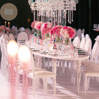 Grande table de salle à manger en MDF blanc avec cadre en acier inoxydable argenté Ensemble de tables et de chaises de banquet et de mariage à plusieurs sièges
