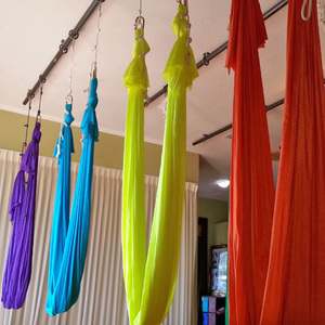 Tissu <span class=keywords><strong>de</strong></span> <span class=keywords><strong>hamac</strong></span> <span class=keywords><strong>de</strong></span> <span class=keywords><strong>Yoga</strong></span> <span class=keywords><strong>de</strong></span> vol d'air <span class=keywords><strong>de</strong></span> haute qualité <span class=keywords><strong>de</strong></span> 7M professionnel à faible étirement pour la balançoire aérienne d'Anti-gravité <span class=keywords><strong>de</strong></span> sports <span class=keywords><strong>de</strong></span> <span class=keywords><strong>Yoga</strong></span> - Product Image 5