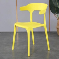 Fabricant de chaises pp bon marché de conception de restaurant en usine Tables et chaises de café en plastique de couleur empilées pour l'extérieur