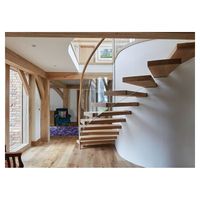 Escalier en colimaçon Prima minimaliste avec structure en acier, marches en bois naturel et garde-corps en verre transparent pour escalier intérieur de maison duplex