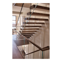 Escalier flottant cantilever avec supports muraux simples, marches en chêne blanc, main courante en métal noir, escalier au design moderne