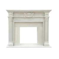 Cheminée en marbre et onyx moderne personnalisée avec sculpture détaillée pour l'installation d'insertion dans le salon