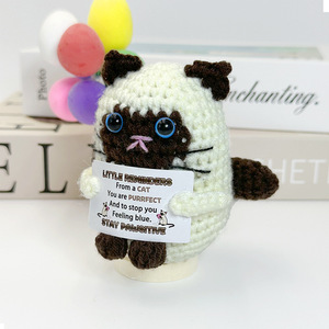 CLTF Oficina Decoración de Escritorio Creativo Dí<span class=keywords><strong>a</strong></span> de San Valentín Regalos de Cumpleaños Ganchillo Positivo Gato Siamés Muñeca para <span class=keywords><strong>Mejor</strong></span> <span class=keywords><strong>Amiga</strong></span> Novia - Product Image 1