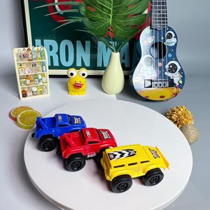 Coche de juguete de escalada magnético antigravedad que contiene imanes que solo se adhieren a las paredes de hierro alimentadas por un motor para escalar paredes - Product Image 6