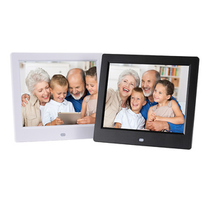 Marco de Fotos Digital LCD IPS Clásico de 8 Pulgadas con Control Remoto para Reproducción Fácil de <span class=keywords><strong>Video</strong></span> MP4/AVI desde Tarjetas USB/SD y Visualización de Reloj - Product Image 1