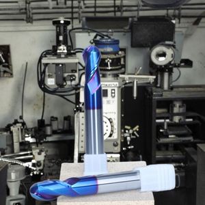Fresa de extremo esférico ZY/OEM HRC65 de 18 mm, 65 grados, de doble filo, con nano revestimiento azul, 2 cuchillas, 45° espiral, de acero de tungsteno, R0.25 - Product Image 5