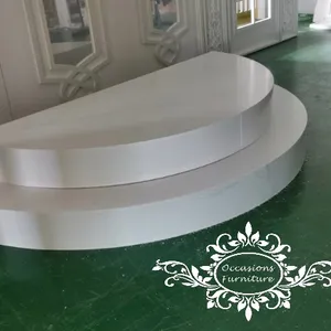 เวทีสำหรับงานแต่งงานสีขาวทรงสี่เหลี่ยมผืนผ้าครึ่งรอบสำหรับเจ้าสาวและเจ้าบ่าว - Product Image 1