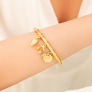 Bracelet à breloques fruits en acier inoxydable plaqué or 18 carats avec pendentifs fraise et cerise, bijou unisexe, cadeau - Product Image 4