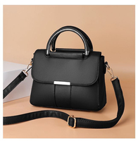Sac à bandoulière carré plissé minimaliste pour femme en cuir PU souple avec garniture métallique, grande capacité, idéal pour les trajets quotidiens, sac à main esthétique