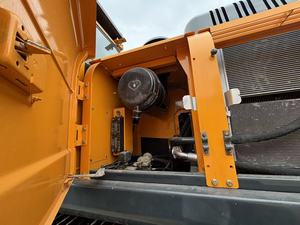 Excavatrice sur chenilles HYUNDAI 305LC-9T d'occasion, bien entretenue, entièrement fonctionnelle, excellent choix pour la construction urbaine et les travaux de terrassement - Product Image 5
