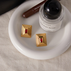 Pendientes de tuerca cuadrados geométricos de circonita, chapados en oro de 18 quilates, de acero inoxidable, para uso diario, con engaste de bisel. - Product Image 4