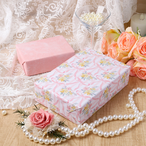 Papel de regalo reciclable con lazo rosa claro y pequeñas flores para decoración de cajas de regalo en fiestas de cumpleaños y despedidas de soltera. - Product Image 4