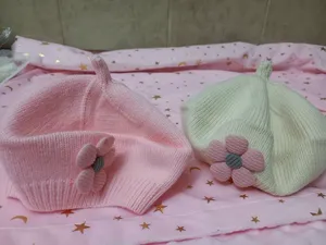 Béret pour bébé style peintre français, bonnet tricoté avec fleur 3D pour filles, idéal pour la photographie, vente en gros - Product Image 4