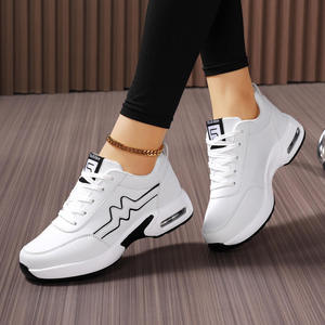 Vente en gros d'usine - Sneakers décontractées en similicuir blanc pour hommes et femmes - Chaussures de sport à semelle épaisse avec coussin d'air, style sportif et tendance - Product Image 2