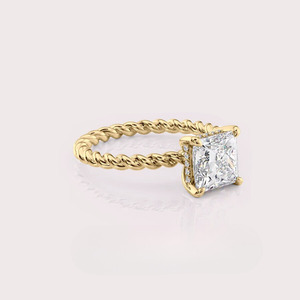 Bague solitaire en or jaune 14 carats avec diamant de laboratoire taille princesse et bande en forme de corde - Product Image 2
