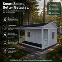 Cabane préfabriquée en acier à toit en pente avec véranda couverte, coins boulonnés, maisonnette modulaire avec fenêtre grillée et porte d'entrée