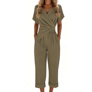 ชุดเซ็ต 2 ชิ้นสำหรับผู้หญิง - เสื้อคอวีแขนสั้นและกางเกงขาสั้นจั๊มปลายขาแฟชั่น - Product Image 3