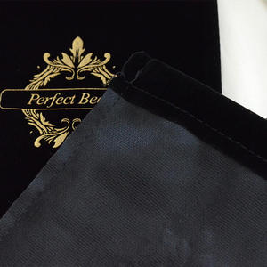 Pochette en velours floqué noir recyclable et portable avec logo imprimé or, sac à cordon personnalisé pour bijoux - Product Image 6