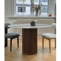 Ensemble de table à manger en bois massif de chêne européen moderne avec plateau en pierre frittée, design colonne romaine, écologique, assemblé pour la maison et l'hôtel