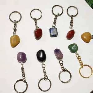 Venta al por mayor recién llegado artesanías naturales piedras curativas cristal pulido piedra caída llavero amor para la venta - Product Image 3