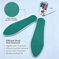 Râpe à pieds double face à long manche avec poignée en céramique, motif floral, portable, durable, facile à utiliser, outil professionnel de pédicure, éliminateur de callosités