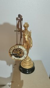 Horloge de table à pendule et à échappement en laiton massif de style français antique, squelette à l'envers, ornement en laiton massif, statue de déesse - Product Image 2