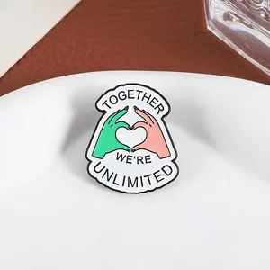 Spille in smalto 'Insieme <span class=keywords><strong>Siamo</strong></span> Illimitati', Spille creative con gesto d'amore a tema film magici, Distintivi da risvolto per abiti, Gioielli regalo per amici - Product Image 3