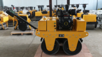 Rouleau vibratoire portatif manuel pour le compactage de l'asphalte, idéal pour les travaux d'aménagement paysager, avec une longue durée de vie et une qualité supérieure