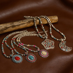 Collier ethnique vintage perlé coloré turquoise - Pendentif rétro en alliage lune et étoile - Bijoux créatifs célestes pour couple - Product Image 1