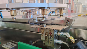 Máquina de inserción automática de <span class=keywords><strong>mecha</strong></span> de vela, con corte/clip/pegamento de pulverización/inserto que puede insertar mechas de 1 a 4, gran oferta, precio de fábrica, el mejor precio - Product Image 4