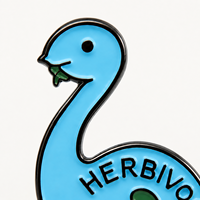 Fabricant OEM Vente en gros Souvenir de musée moderne en émail métallique personnalisé en vrac, motif dinosaure Diplodocus bleu herbivore