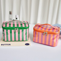 Trousse de Maquillage Imperméable en PVC Brillant Grande Capacité avec Poignée Souple et Fermeture Éclair, Idéale pour les Voyages, la Plage et les Cadeaux